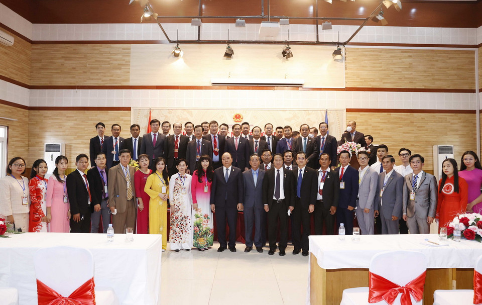 Chủ tịch nước Nguyễn Xuân Phúc với cộng đồng người Việt Nam tại Campuchia. (Ảnh: Thống Nhất/TTXVN)