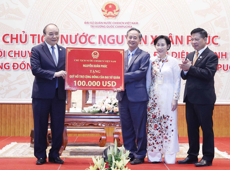 Chủ tịch nước Nguyễn Xuân Phúc trao tặng 100.000 USD cho Quỹ hỗ trợ cộng đồng của Đại sứ quán Việt Nam tại Campuchia. (Ảnh: Thống Nhất/TTXVN)
