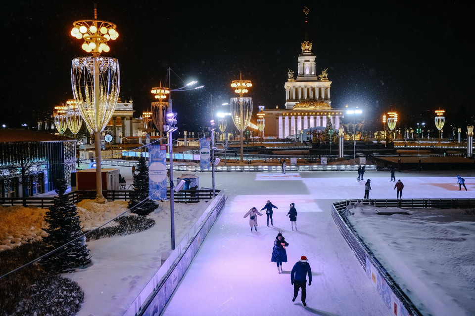  Một trung tâm triển lãm được trang hoàng rực rỡ đón Giáng sinh và Năm mới tại Moskva, Nga ngày 21/11/2021. (Ảnh: THX/ TTXVN)