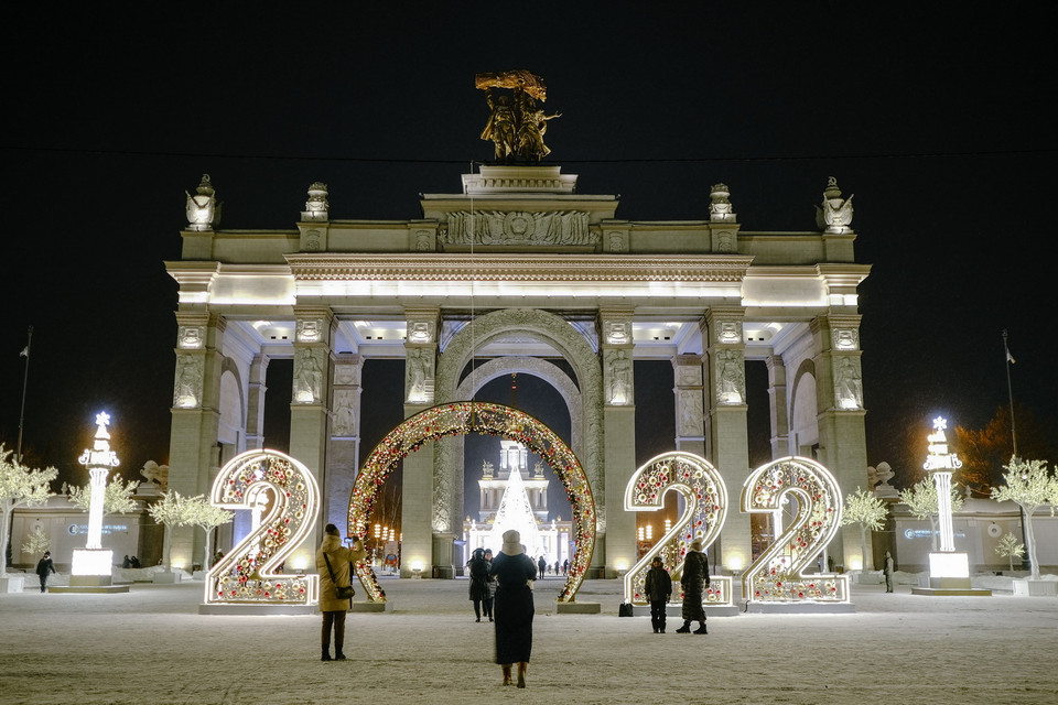  Trung tâm triển lãm được trang hoàng rực rỡ đón Giáng sinh và Năm mới tại Moskva, Nga. (Ảnh: THX/ TTXVN)