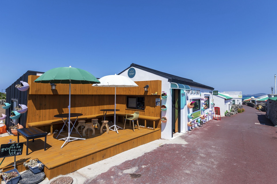  Quán càphê với không gian mở gần gũi với thiên nhiên của người dân trên đảo Gapado. (Ảnh: Anh Nguyên/TTXVN)