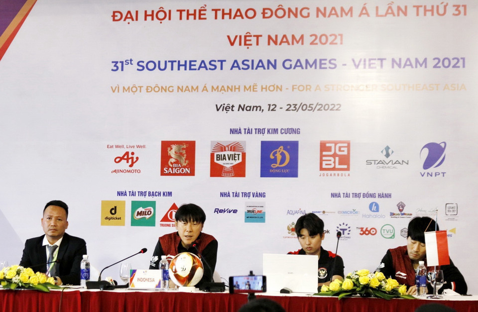 Huấn luyện viên trưởng U23 Indonesia, ông Shin Tae-yong trả lời câu hỏi của phóng viên các cơ quan thông tấn, báo chí. (Ảnh: Trung Kiên/TTXVN)