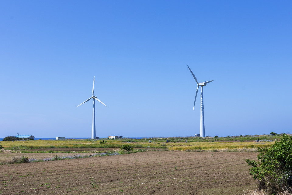  Hai tuabin gió là nguồn cung cấp điện chính cho sinh hoạt cho gần 200 người dân trên đảo Gapado. (Ảnh: Anh Nguyên/TTXVN)