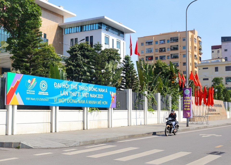 Trụ sở UBND quận Đống Đa (Hà Nội) được trang trí với các tấm pano tuyên truyền SEA Games 31. (Ảnh: Tuấn Đức/TTXVN)