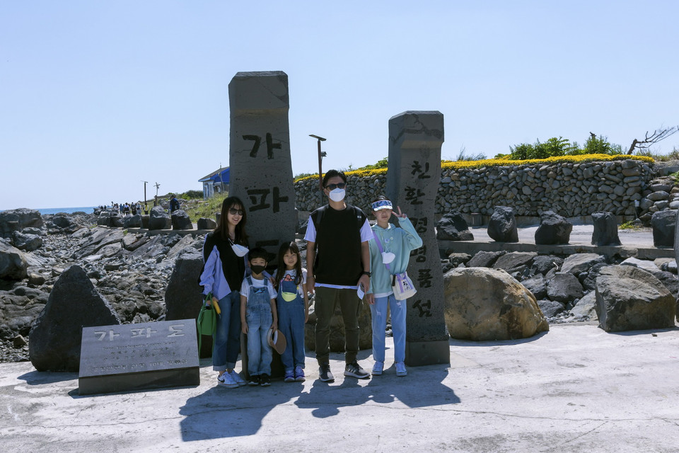  Du khách thích thú chụp ảnh kỷ niệm với biểu tượng "Hòn đảo không khí thải carbon." (Ảnh: Anh Nguyên/TTXVN)