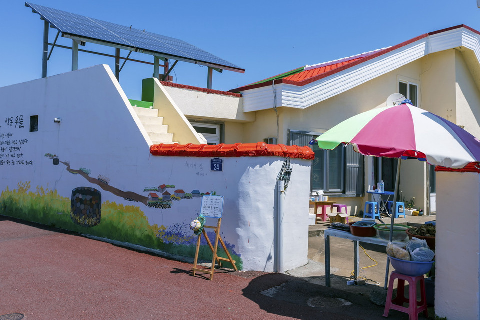  47/97 hộ gia đình trên đảo Gapado sử dụng điện từ pin năng lượng Mặt Trời và được chính quyền hỗ trợ tới 90% chi phí. (Ảnh: Anh Nguyên/TTXVN)