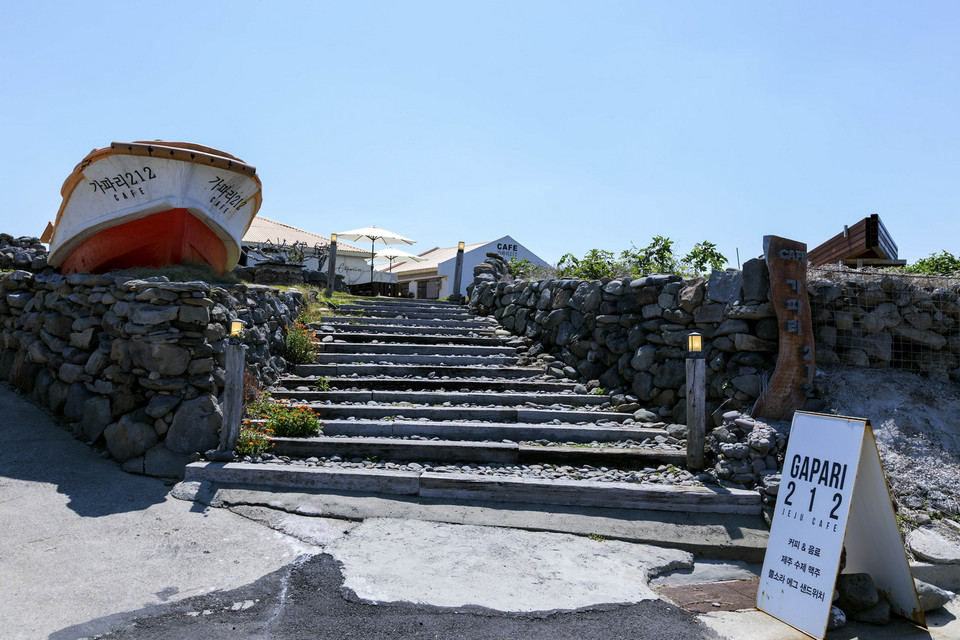  Các quán cafe mang đậm nét đặc trưng của người dân trên đảo Gapado. (Ảnh: Anh Nguyên/TTXVN)