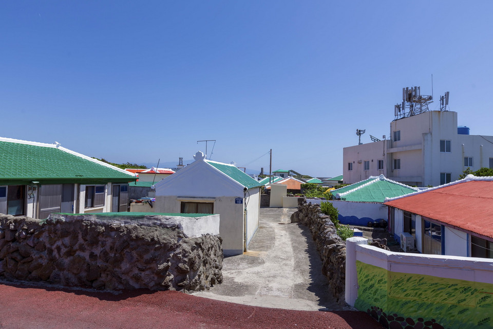  Các mái nhà được sơn với nhiều màu sắc bắt mắt là một điểm nhấn khác của đảo Gapado. (Ảnh: Anh Nguyên/TTXVN)