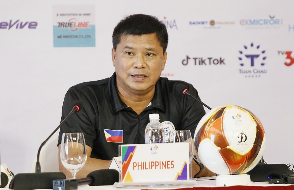 Huấn luyện viên trưởng U23 Philippines, ông Norman Fegidero trả lời câu hỏi của phóng viên các cơ quan thông tấn, báo chí. (Ảnh: Trung Kiên/TTXVN)