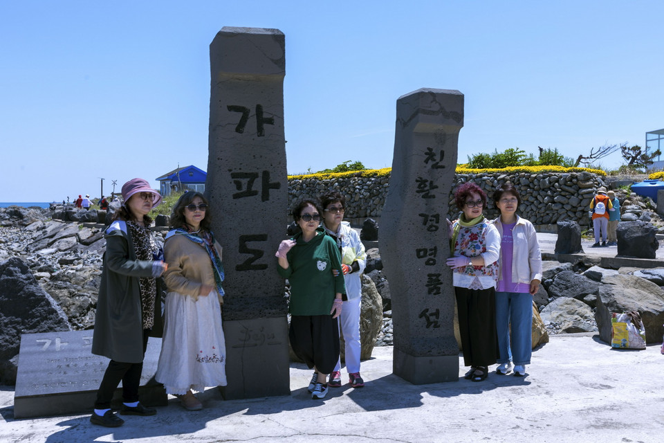  Du khách thích thú chụp ảnh kỷ niệm với biểu tượng "Gapado, Hòn đảo không khi thải carbon." (Ảnh: Anh Nguyên/TTXVN)