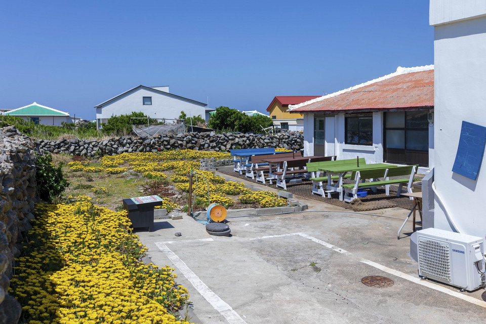  Nhà hàng cũng được trang trí mang đậm nét đặc trưng của người dân trên đảo Gapado. (Ảnh: Anh Nguyên/TTXVN)