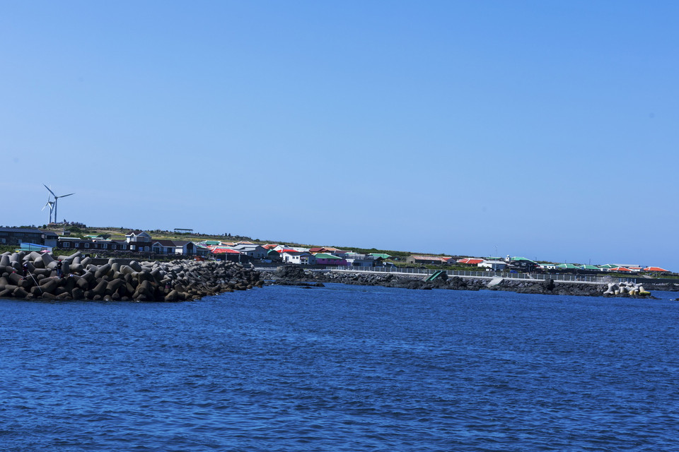  Đảo Gapado với những mái nhà sơn màu độc đáo nổi bật giữa nền trời nước xanh ngắt. (Ảnh: Anh Nguyên/TTXVN)