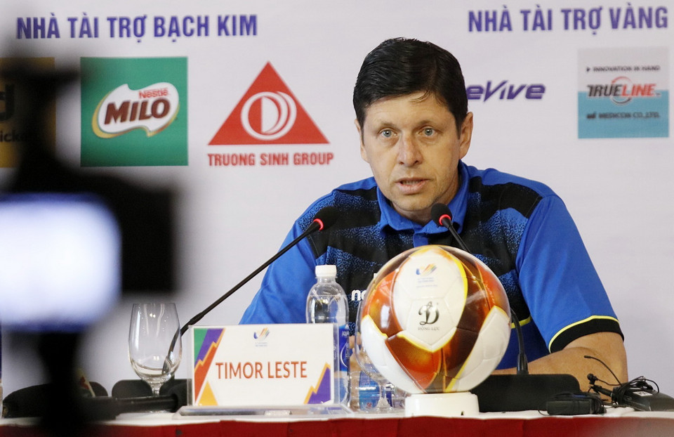 Huấn luyện viên Fabio Maciel của đội U23 Timor Lester trả lời câu hỏi của phóng viên các cơ quan thông tấn, báo chí. (Ảnh: Trung Kiên/TTXVN)