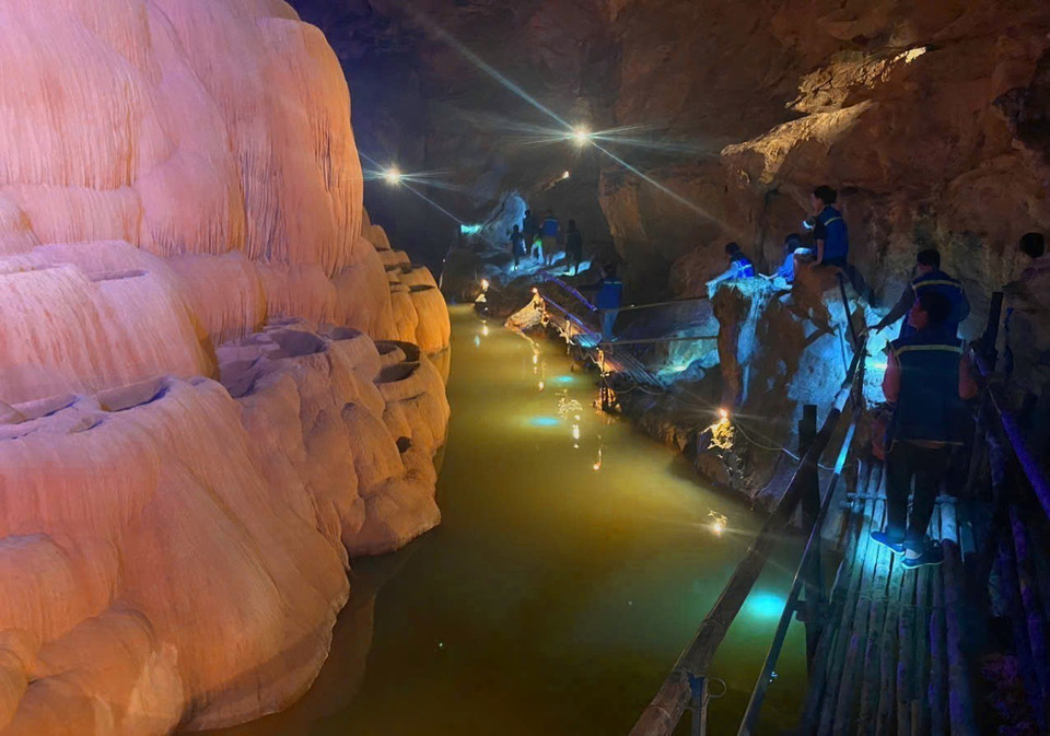 Du hách thăm toàn bộ động Ngườm Ngao với nhiều địa hình đa dạng, độc đáo, hình thù bắt mắt. (Ảnh: Quốc Đạt/TTXVN)