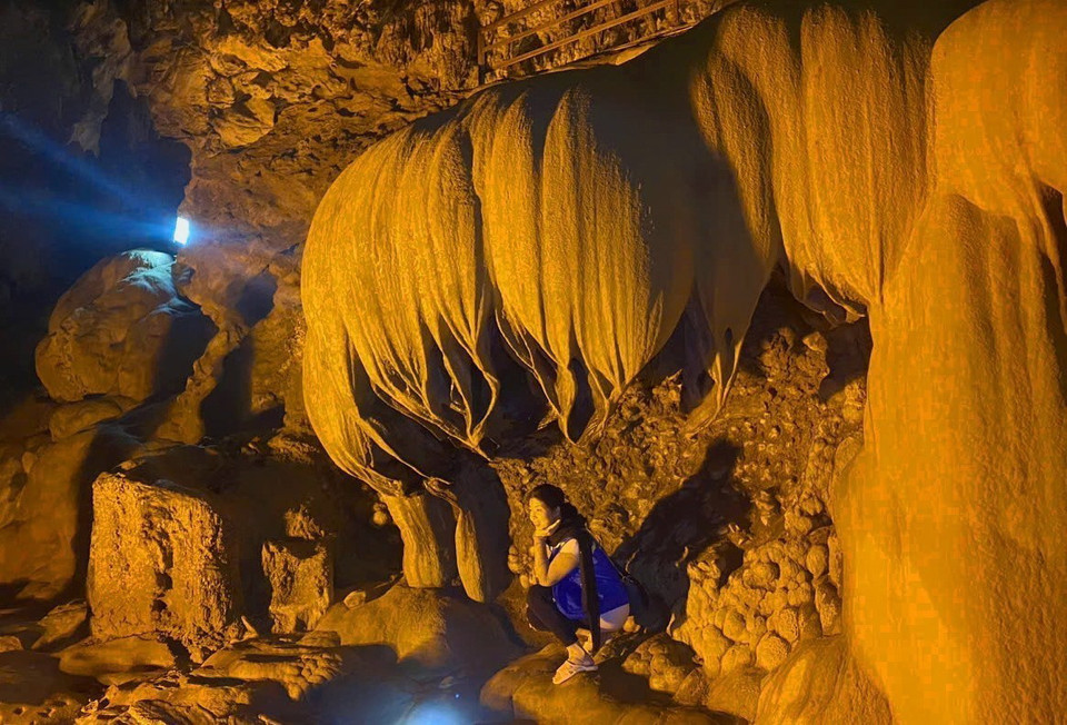 Qua hàng trăm triệu năm kiến tạo, thiên nhiên đã tạo ra nhũ đá hình bông sen úp ngược . (Ảnh: Quốc Đạt/TTXVN)