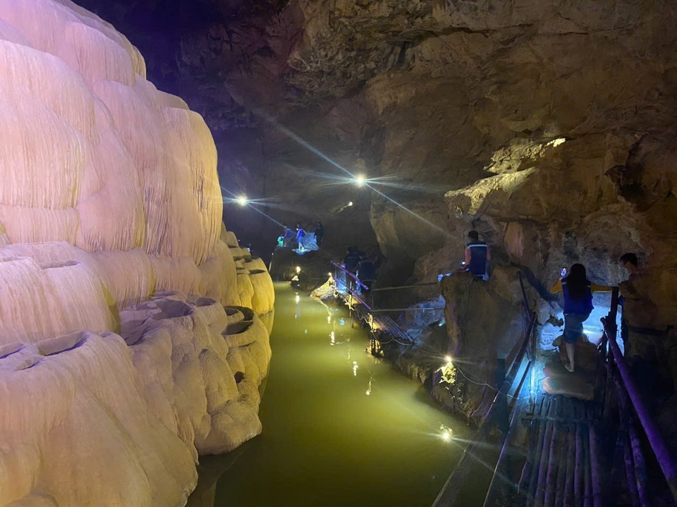 Những dòng sông ngầm chảy dọc chiều dài của động. (Ảnh: Quốc Đạt/TTXVN)