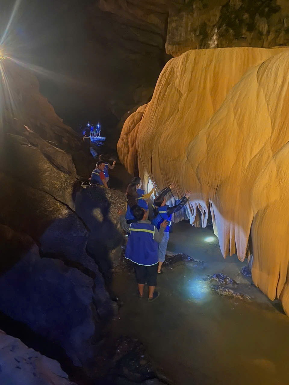 Thạch nhũ màu vàng long lánh khiến du khách như lạc vào kho báu khổng lồ. (Ảnh: Quốc Đạt/TTXVN)