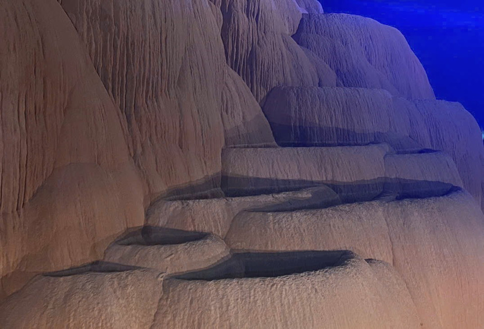 Trải qua hàng trăm triệu năm, sự tích tụ canxi trong dòng nước lắng đọng tạo thành những hình dạng giống như những miệng giếng, ruộng bậc thang, đẹp kỳ lạ. (Ảnh: Quốc Đạt/TTXVN)