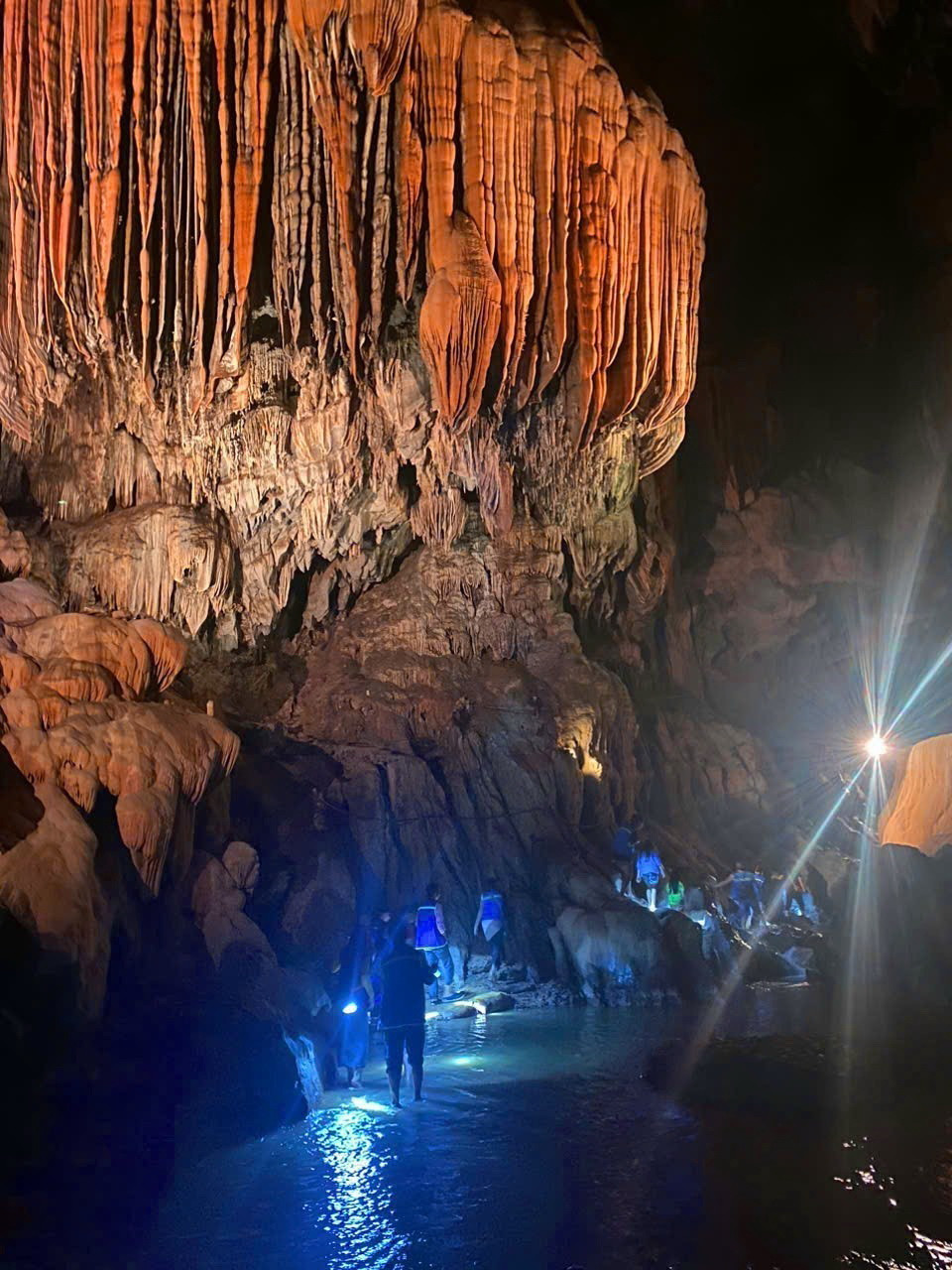 Có những chỗ, lòng hang rất rộng, trần cao tới vài chục mét. (Ảnh: Quốc Đạt/TTXVN)