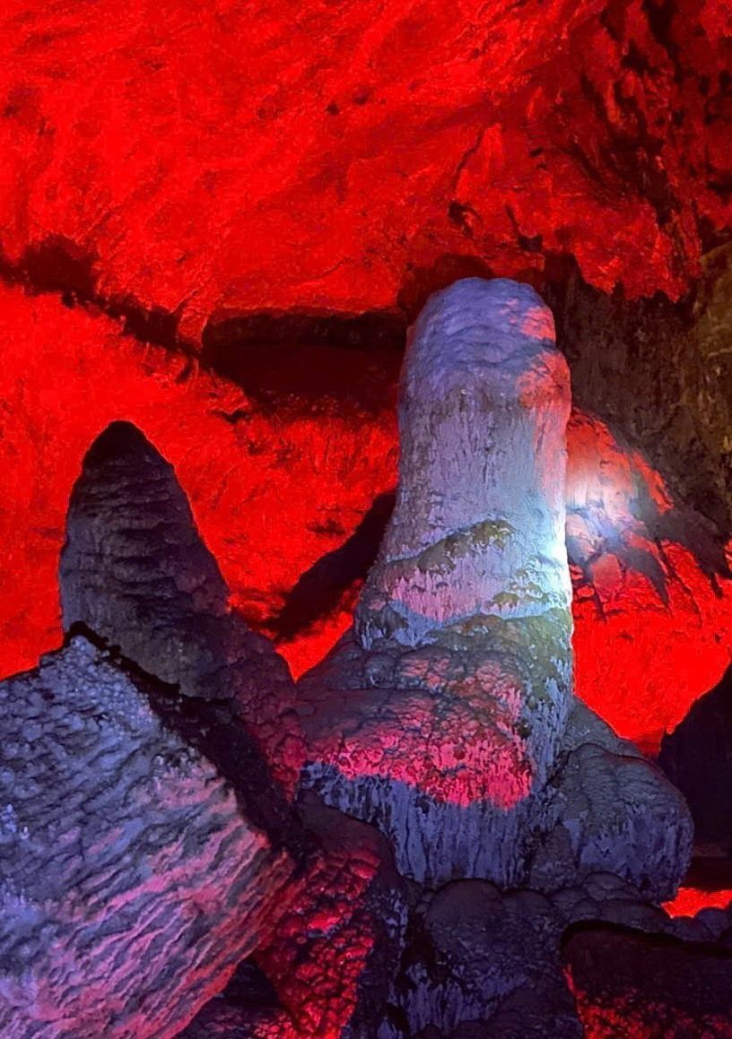 Những măng đá khổng lồ với hình thù kỳ dị mọc lên sừng sững trong hang kích thích trí tòa mò, tưởng tượng của người xem. (Ảnh: Quốc Đạt /TTXVN)