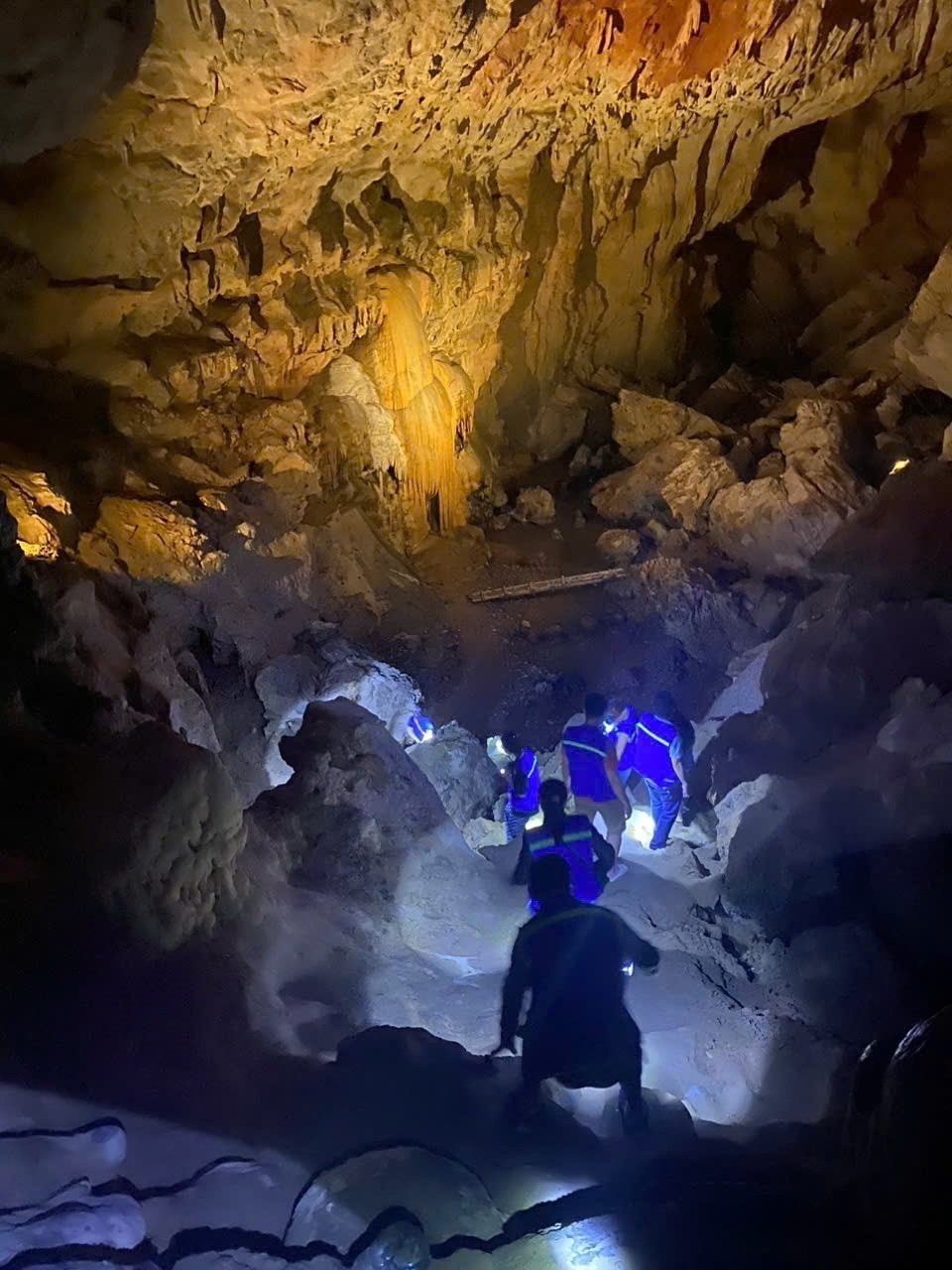 Địa hình trong hang gập ghềnh với nhiều kiểu địa hình khác nhau, tạo cảm giác hưng phấn cho khách thăm quan. (Ảnh: Quốc Đạt/TTXVN)