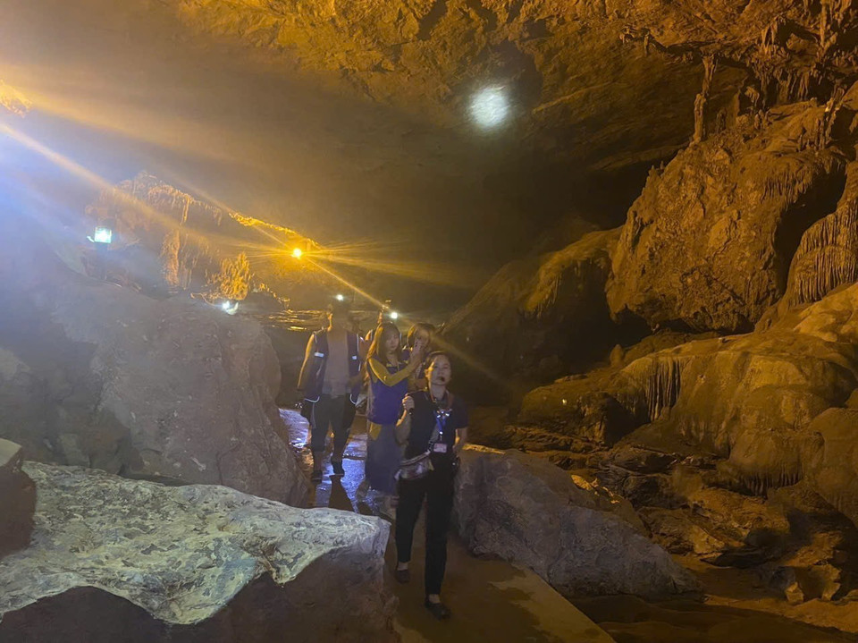 Du khách thích thú với những khối nhũ đá với nhiều hình dạng khác nhau phía bên trong động Ngườm Ngao. (Ảnh: Quốc Đạt/TTXVN)