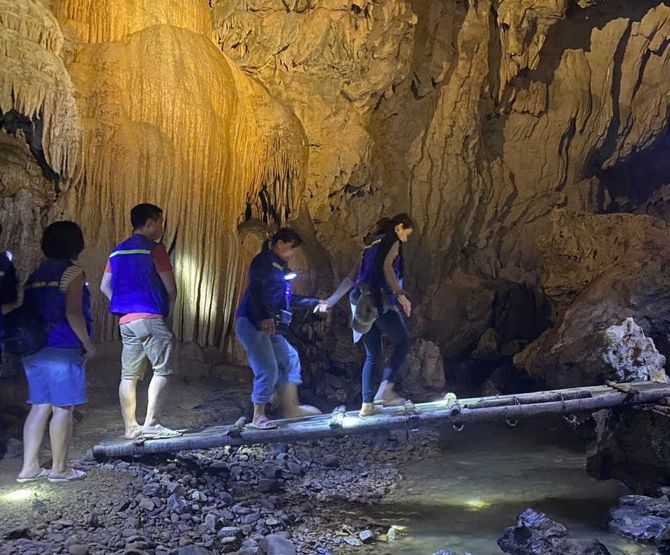 Động Ngườm Ngao vẫn tôn trọng vẻ hoang sơ, mộc mạc của thiên nhiên kỳ thú. (Ảnh: Quốc Đạt/TTXVN)