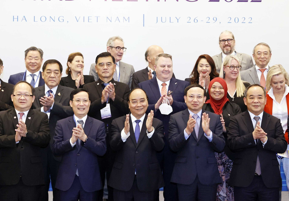 Chủ tịch nước Nguyễn Xuân Phúc chụp ảnh lưu niệm với các đại biểu. (Ảnh: Thống Nhất/TTXVN)