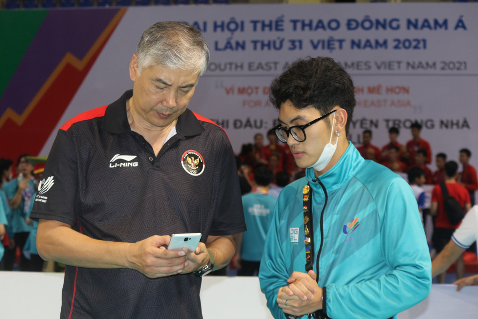 Ông Jeff Jiang Jie (trái), huấn luyện viên trưởng môn bóng chuyền nam Indonesia cho biết các tình nguyện viên rất chu đáo, nhiệt tình, hỗ trợ đoàn trong suốt thời gian diễn ra thi đấu. (Ảnh: Thanh Vân/TTXVN)