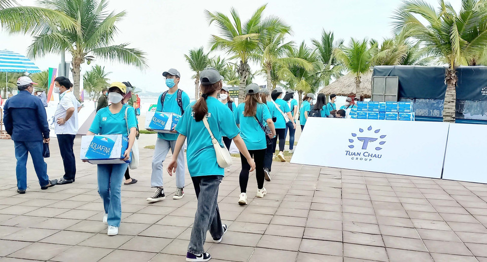 Dẫn đoàn, hướng dẫn viên, phiên dịch viên và cả 'vận chuyển viên... là những công việc mà các tình nguyện viên thực hiện trong thời gian phục vụ SEA Games 31. Sự tham gia của các tình nguyện viên này đã góp phần không nhỏ để SEA Games 31 tỏa sáng, lan tỏa, đồng thời đây cũng là một trải nghiệm trân quý trong cuộc đời mỗi bạn trẻ tham gia. (Ảnh: Thanh Vân/TTXVN)