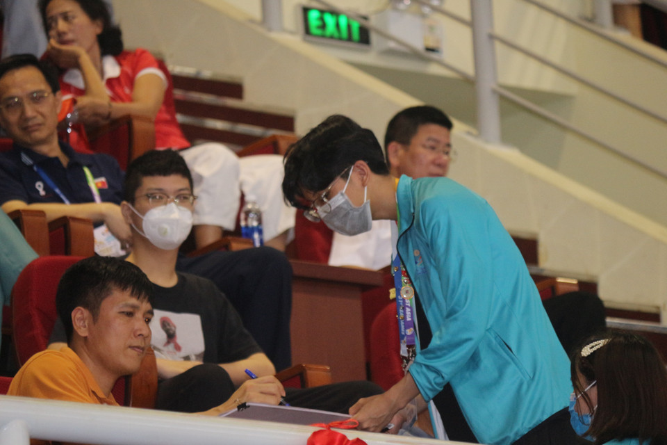 Các tình nguyện viên làm việc như những con ong chăm chỉ để các vận động viên tỏa sáng trên sân thi đấu. Để sự kiện thể thao lớn nhất khu vực diễn ra thành công, Ban tổ chức SEA Games địa phương đã huy động hơn 300 tình nguyện viên, là những sinh viên ưu tú của Trường Đại học Hạ Long có thể giao tiếp tiếng Anh, tiếng Trung, và một số ngôn ngữ khác được sử dụng trong khu vực Đông Nam Á để hỗ trợ, dẫn đoàn thể thao các nước trong suốt thời gian diễn thi đấu tại Quảng Ninh. (Ảnh: Thanh Vân/TTXVN)