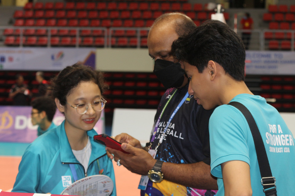 Ông Ahmad Faisal thuộc đoàn quan chức trọng tài quốc tế vui vẻ kết bạn facebook với các tình nguyện viên. (Ảnh: Thanh Vân/TTXVN)