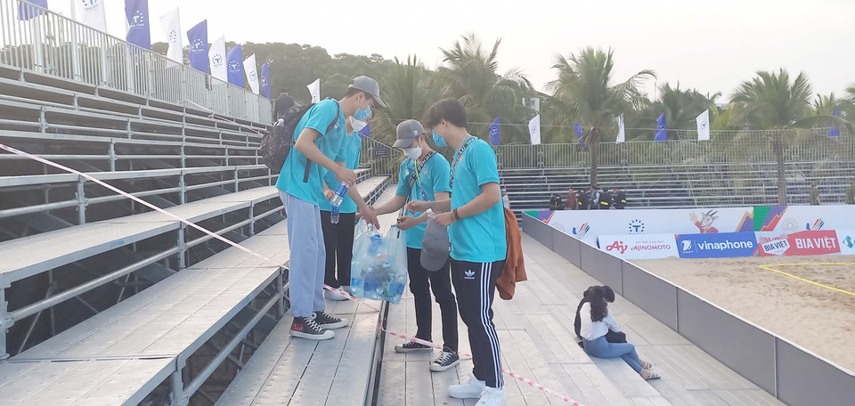 'Chiến lợi phẩm' của các tình nguyện viên sau mỗi trận đấu là những túi vỏ chai nước trên khán đài. (Ảnh: Thanh Vân/TTXVN)