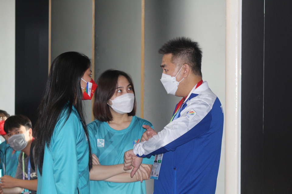 Đoàn vận động viên Thái Lan trao đổi với các tình nguyện viên về kế hoạch di chuyển sau khi kết thúc phần thi đấu. (Ảnh: Thah Vân/TTXVN)