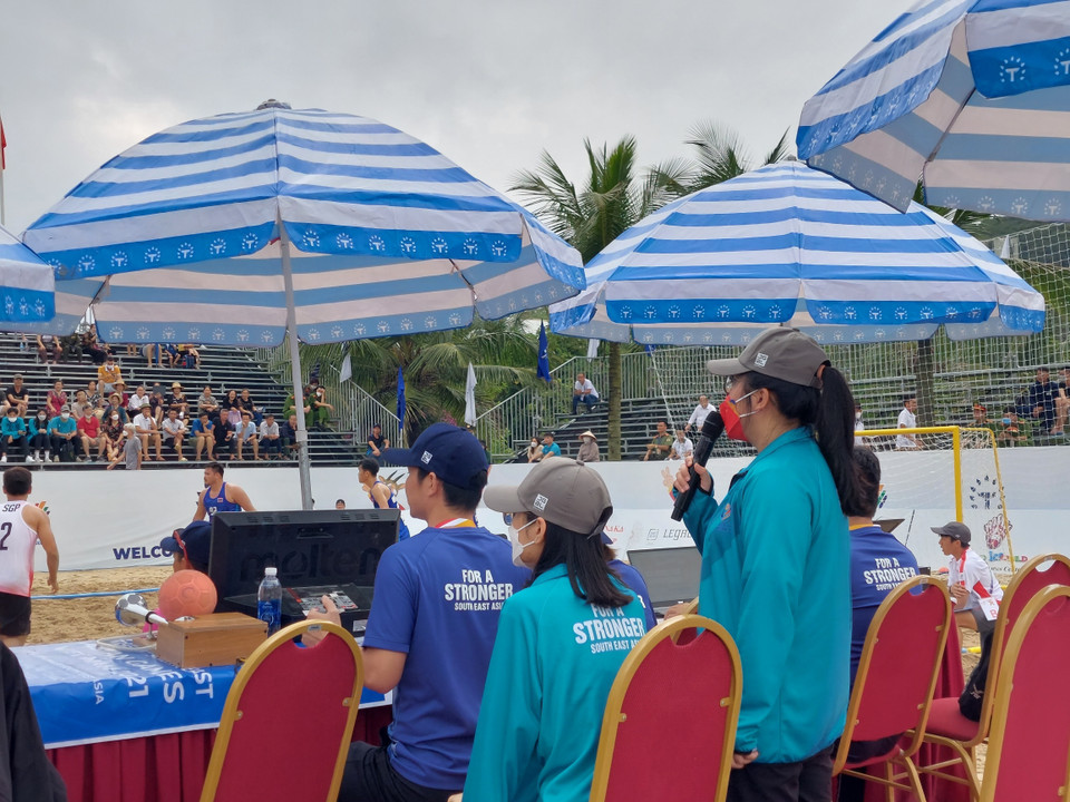 Với lợi thế về tiếng Anh tốt, các tình nguyện viên được giao nhiệm vụ giới thiệu, thông báo kết quả trong quá trình diễn ra trận đấu. (Ảnh: Thanh Vân/TTXVN)