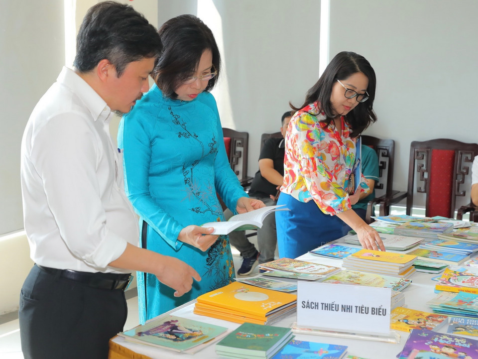 Tổng Giám đốc TTXVN Vũ Việt Trang và Tổng biên tập Báo Thể thao &amp; Văn hóa Lê Xuân Thành tham quan trưng bày các tác phẩm tham dự giải. (Ảnh: Hoàng Hiếu/TTXVN)