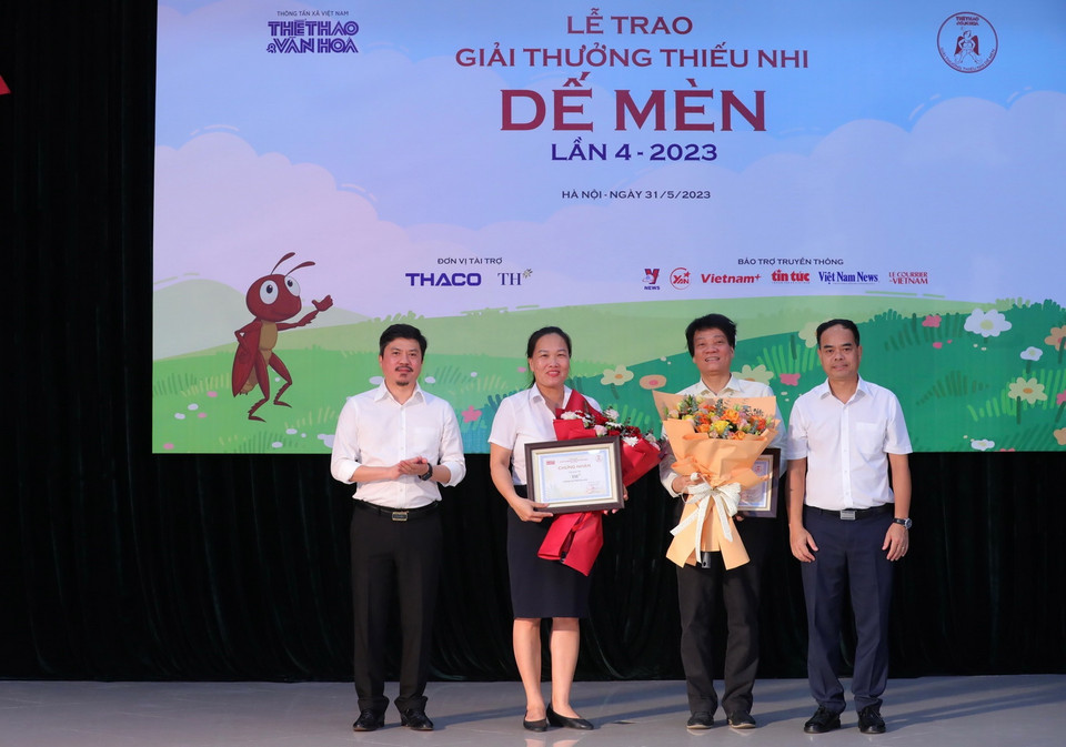 Tổng Biên tập Báo Thể thao &amp; Văn hóa Lê Xuân Thành trao Chứng chỉ cho đại diện các đơn vị có đóng góp vào chương trình. (Ảnh: Hoàng Hiếu/TTXVN)