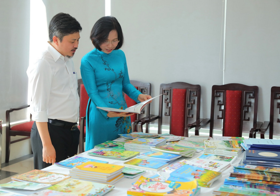 Tổng Giám đốc TTXVN Vũ Việt Trang tham quan trưng bày các tác phẩm tham dự Giải. (Ảnh: Hoàng Hiếu/TTXVN)