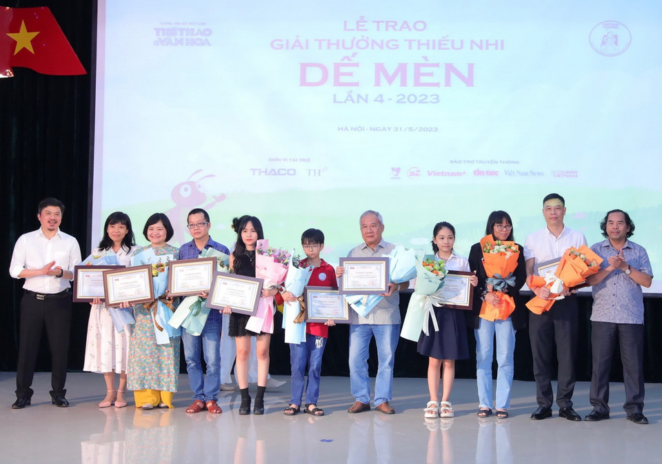 Các tác giả tốp 10 nhận Chứng chỉ của Ban tổ chức. (Ảnh: Hoàng Hiếu/TTXVN)