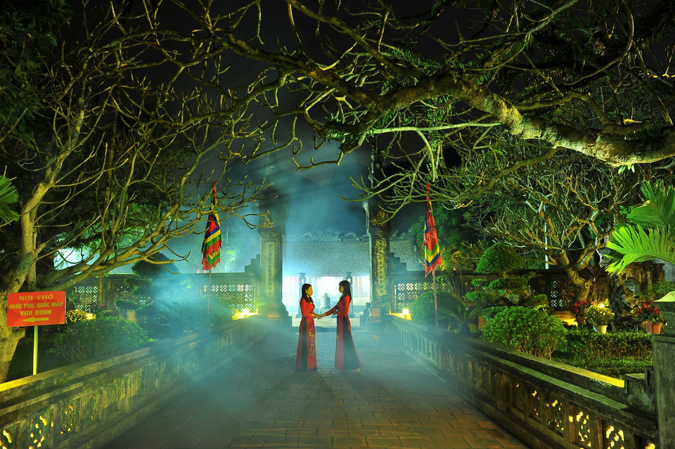 Trong ảnh: Vẻ đẹp đền thờ Vua Đinh Tiên Hoàng (Đinh Bộ Lĩnh) mang nét cổ kính trầm mặc vào buổi đêm. (Ảnh: Minh Đức/TTXVN)