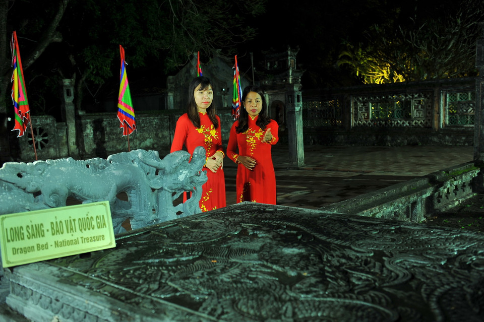 Trong ảnh: Long sàng bằng đá chung quanh chạm nổi, hai bên sập có hai con rồng chầu, được tạc trên hai tảng đá xanh nguyên khối. (Ảnh: Minh Đức/TTXVN)