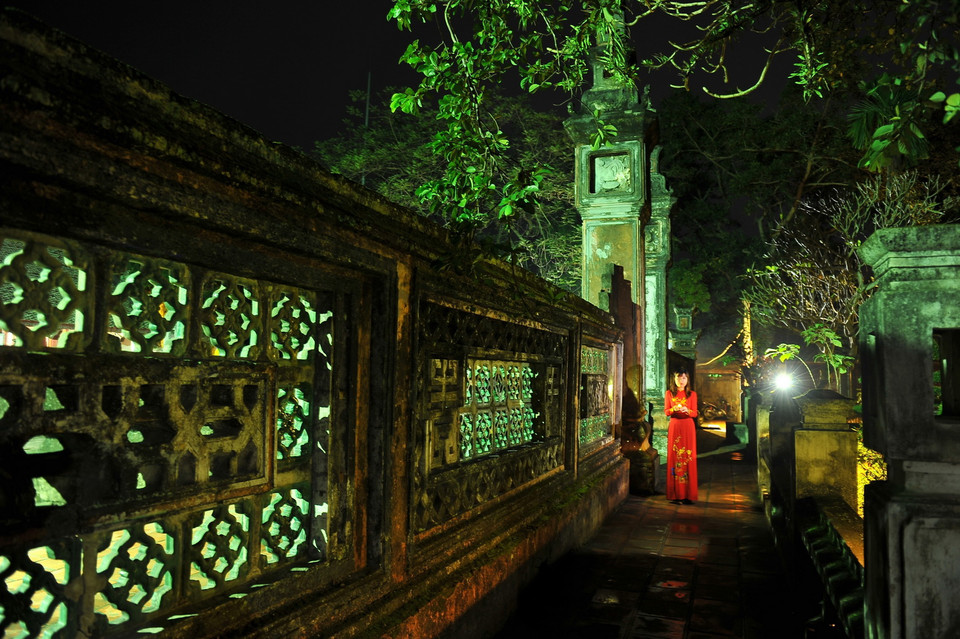 Trong ảnh: Vẻ đẹp đền thờ Vua Đinh Tiên Hoàng (Đinh Bộ Lĩnh) mang nét cổ kính trầm mặc vào buổi đêm. (Ảnh: Minh Đức/TTXVN)