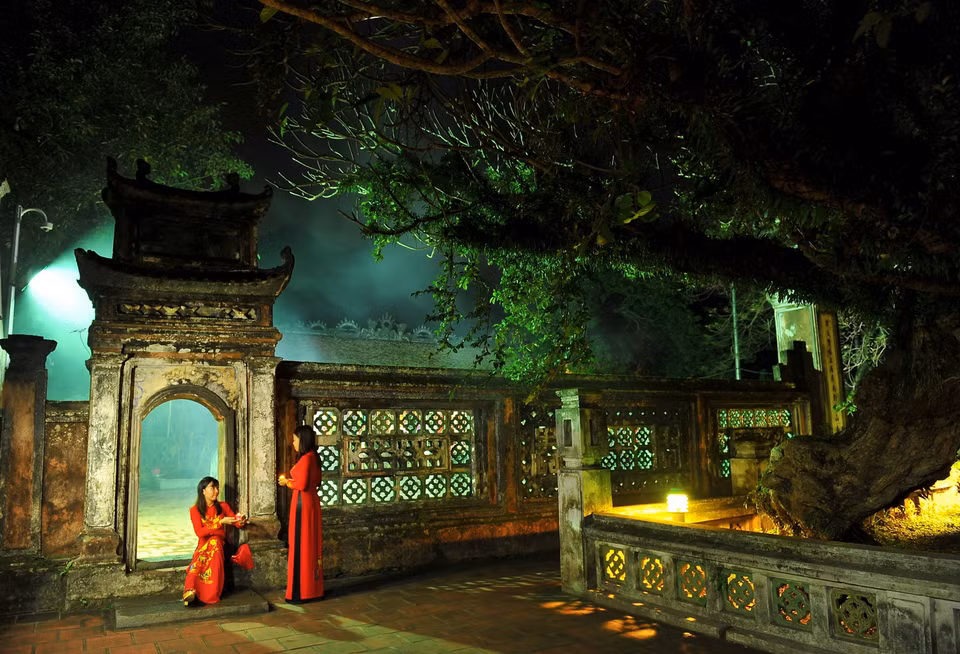 Vẻ đẹp đền thờ Vua Đinh Tiên Hoàng (Đinh Bộ Lĩnh) mang nét cổ kính trầm mặc vào buổi đêm. (Ảnh: Minh Đức/TTXVN)