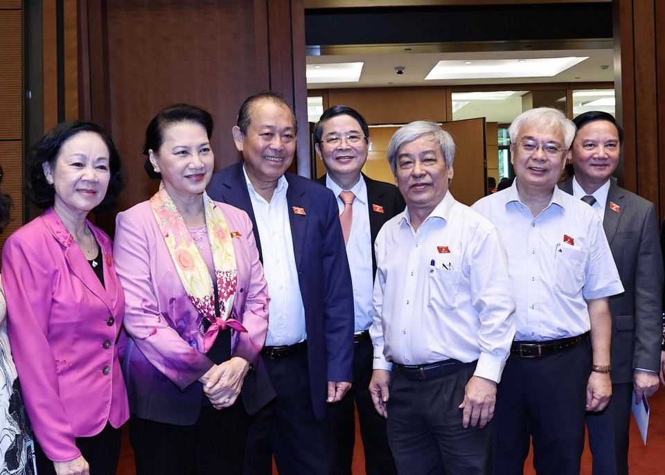 Nguyên Chủ tịch Quốc hội Nguyễn Thị Kim Ngân và các đại biểu Quốc hội trao đổi trong giờ giải lao. (Ảnh: Trọng Đức/TTXVN)