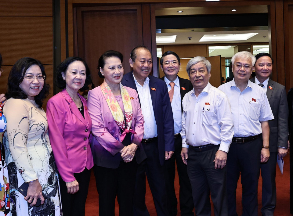 Nguyên Chủ tịch Quốc hội Nguyễn Thị Kim Ngân và các đại biểu Quốc hội trao đổi trong giờ giải lao. (Ảnh: Trọng Đức/TTXVN)