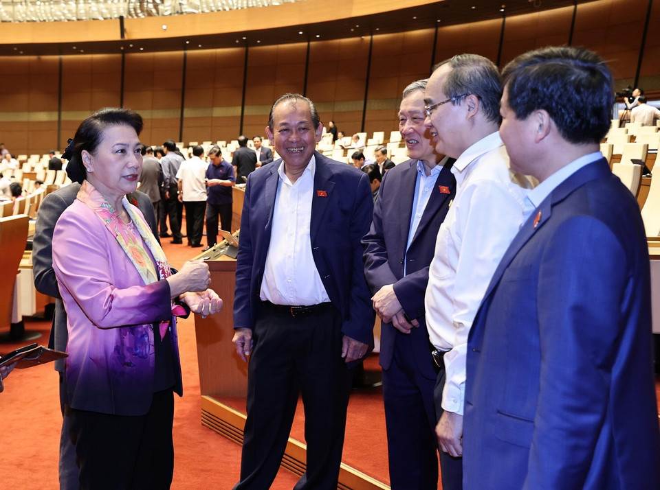 Nguyên Chủ tịch Quốc hội Nguyễn Thị Kim Ngân và các đại biểu Quốc hội trao đổi trong giờ giải lao. (Ảnh: Trọng Đức/TTXVN)