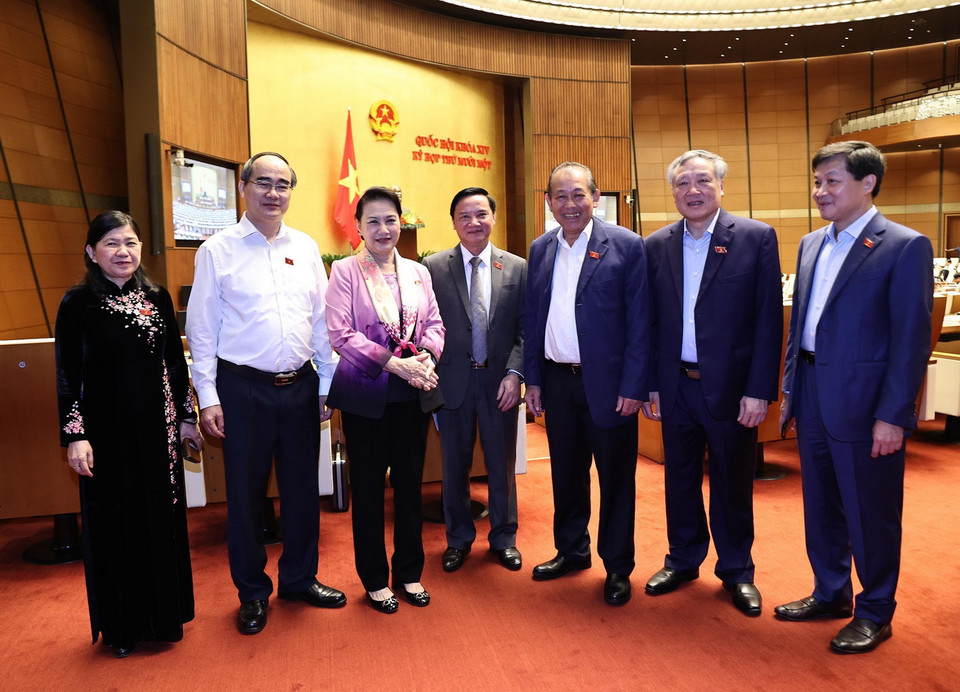 Nguyên Chủ tịch Quốc hội Nguyễn Thị Kim Ngân và các đại biểu Quốc hội trao đổi trong giờ giải lao. (Ảnh: Trọng Đức/TTXVN)