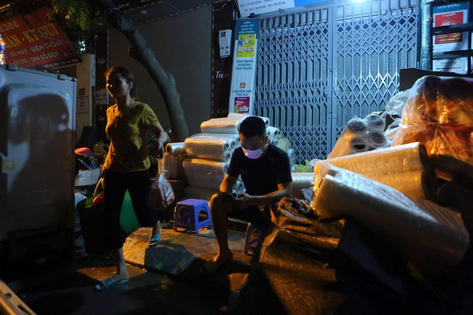 Người dân xung quanh khu vực đám cháy thức trắng đêm để trông đồ đạc, tài sản. (Ảnh: Thành Đạt/TTXVN)