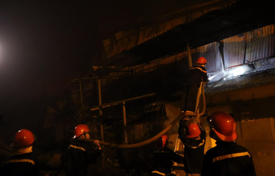 Lực lượng phòng cháy chữa cháy vẫn đang nỗ lực tiếp cận để làm nguội các khu vực có nguy cơ tái bùng phát. (Ảnh: Huy Hùng/TTXVN)