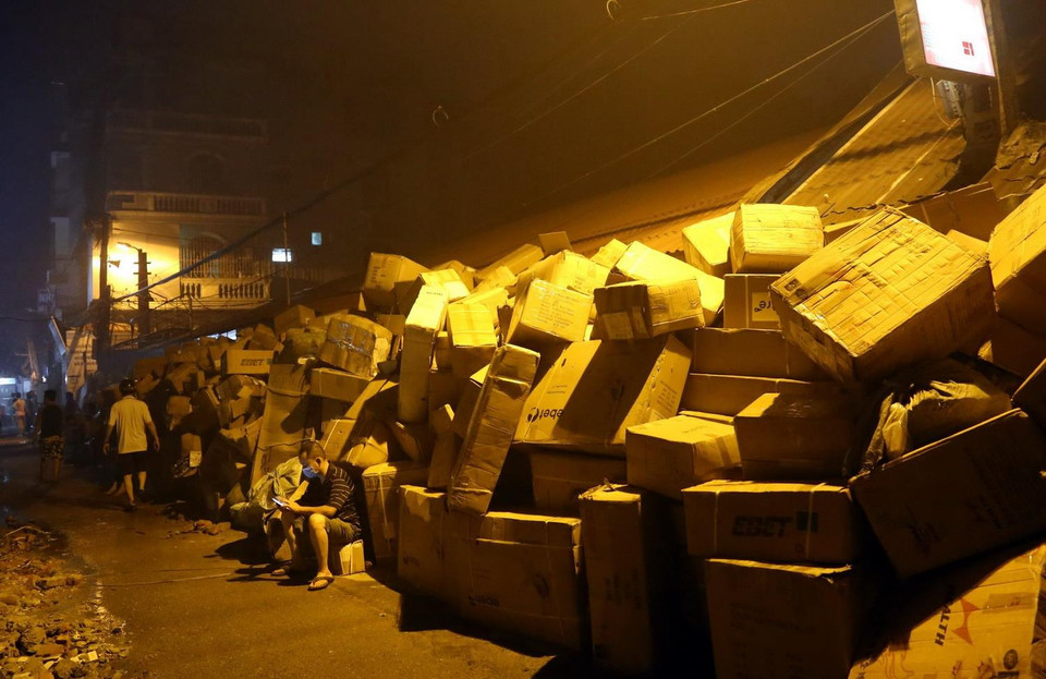 Người dân xung quanh khu vực đám cháy thức trắng đêm để trông đồ đạc, tài sản. (Ảnh: Huy Hùng/TTXVN)